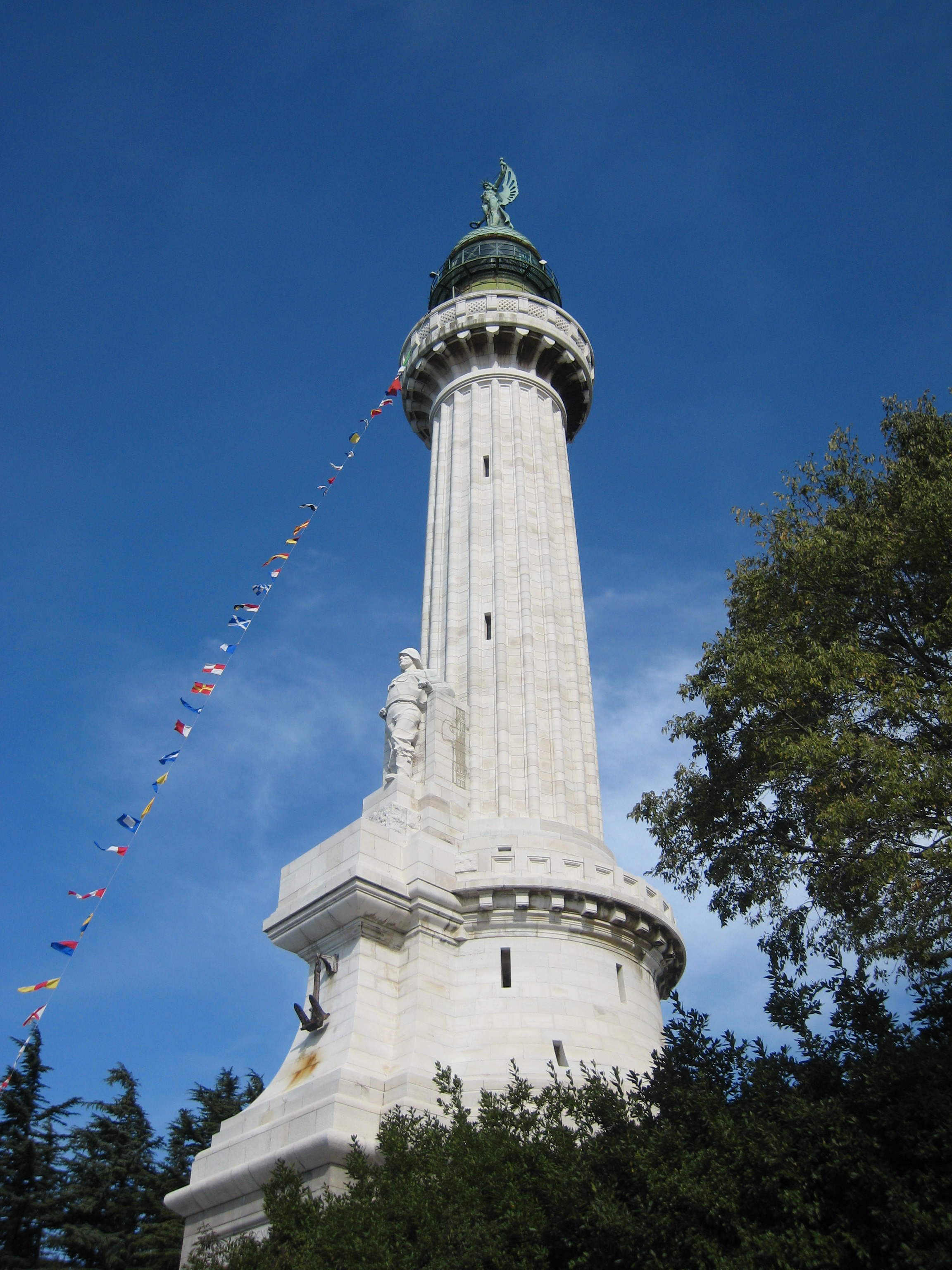 Маяк победы. Маяк Фаро делла Виттория. Маяк в Италии. Италия Trieste Faro della Vittoria.