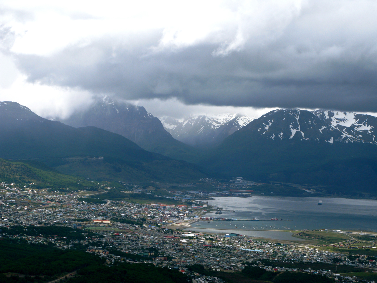 ushuaia foto panorámica de las montañas y la ciudad (casas)