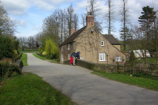 File:Wentworth Park - Cottage and Bridge. - geograph.org.uk - 390939.jpg