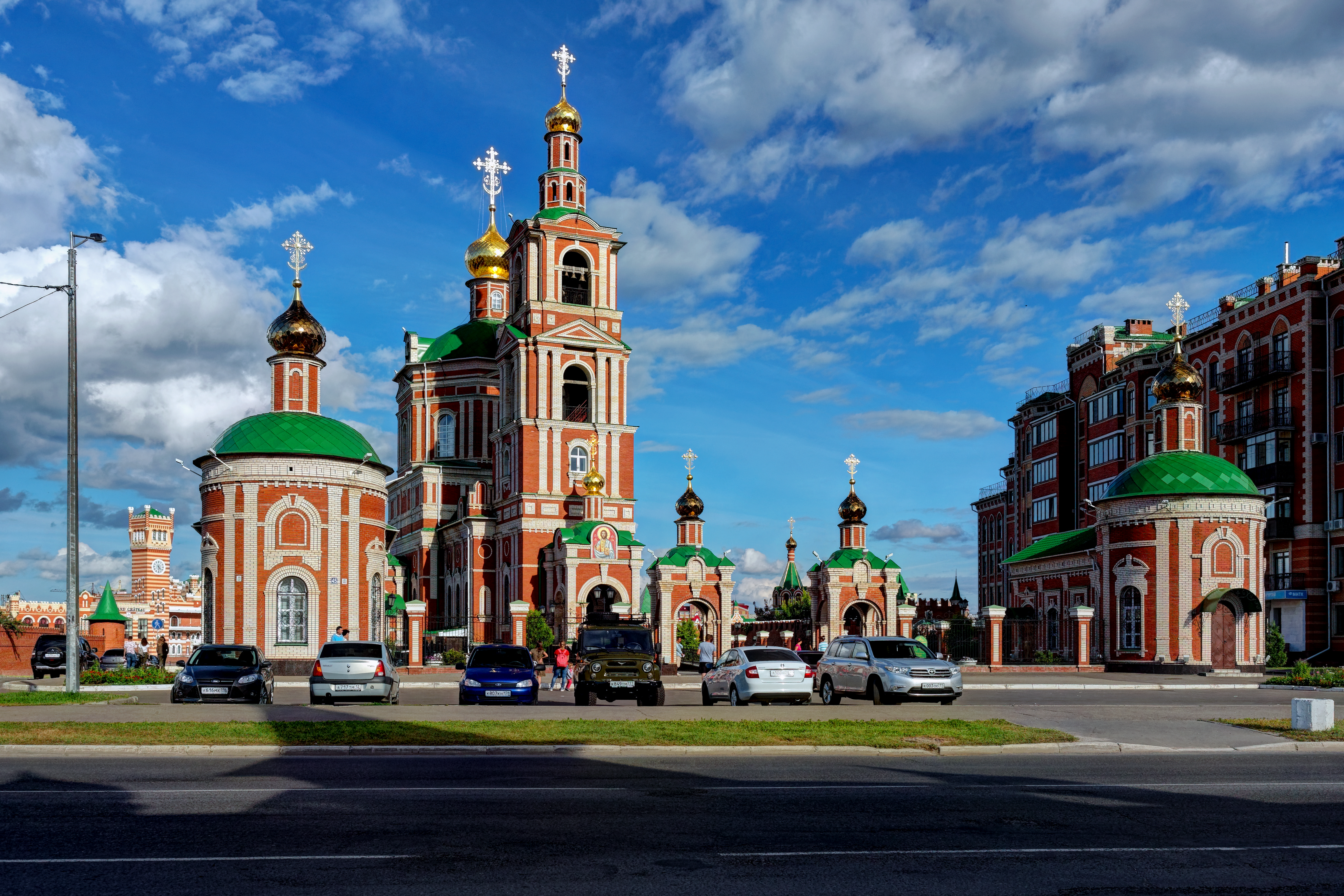 Октябрь йошкар. Вознесенский собор (Йошкар-Ола). Собор Воскресения Христова Йошкар-Ола. Вознесенский собор (Йошкар-Ола) достопримечательности Йошкар-Олы. Храм Вознесенский Йошкар Ола пасхальной.