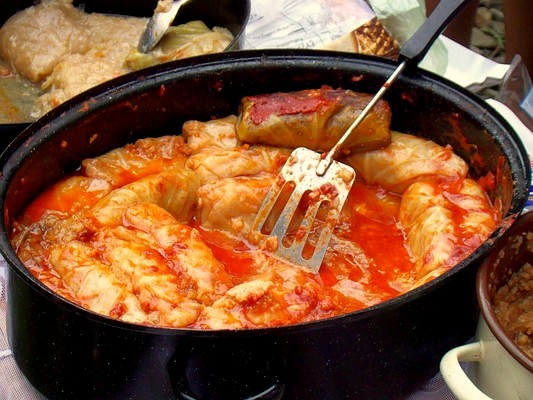 File:00102 Kohlroulade mit Tomaten-Reis-Füllung. Vorkarpatische Küchenspezialitäten, Sanok.jpg