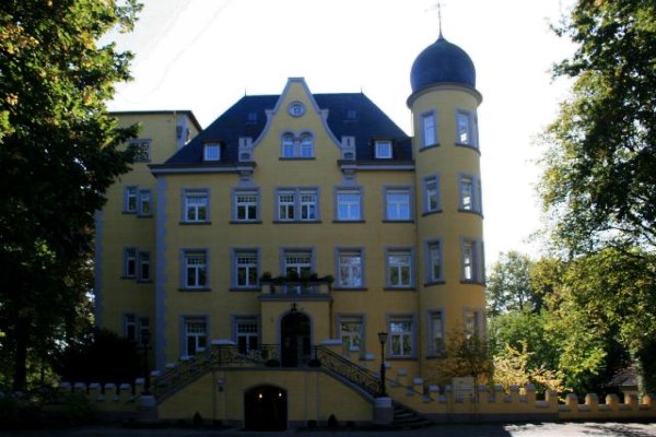 File:64 Gebäudeanlage, Hausbroicher Straße 222 (Anrath).jpg