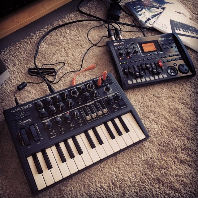 File:Arturia MicroBrute & ZOOM R8.jpg - Wikipedia