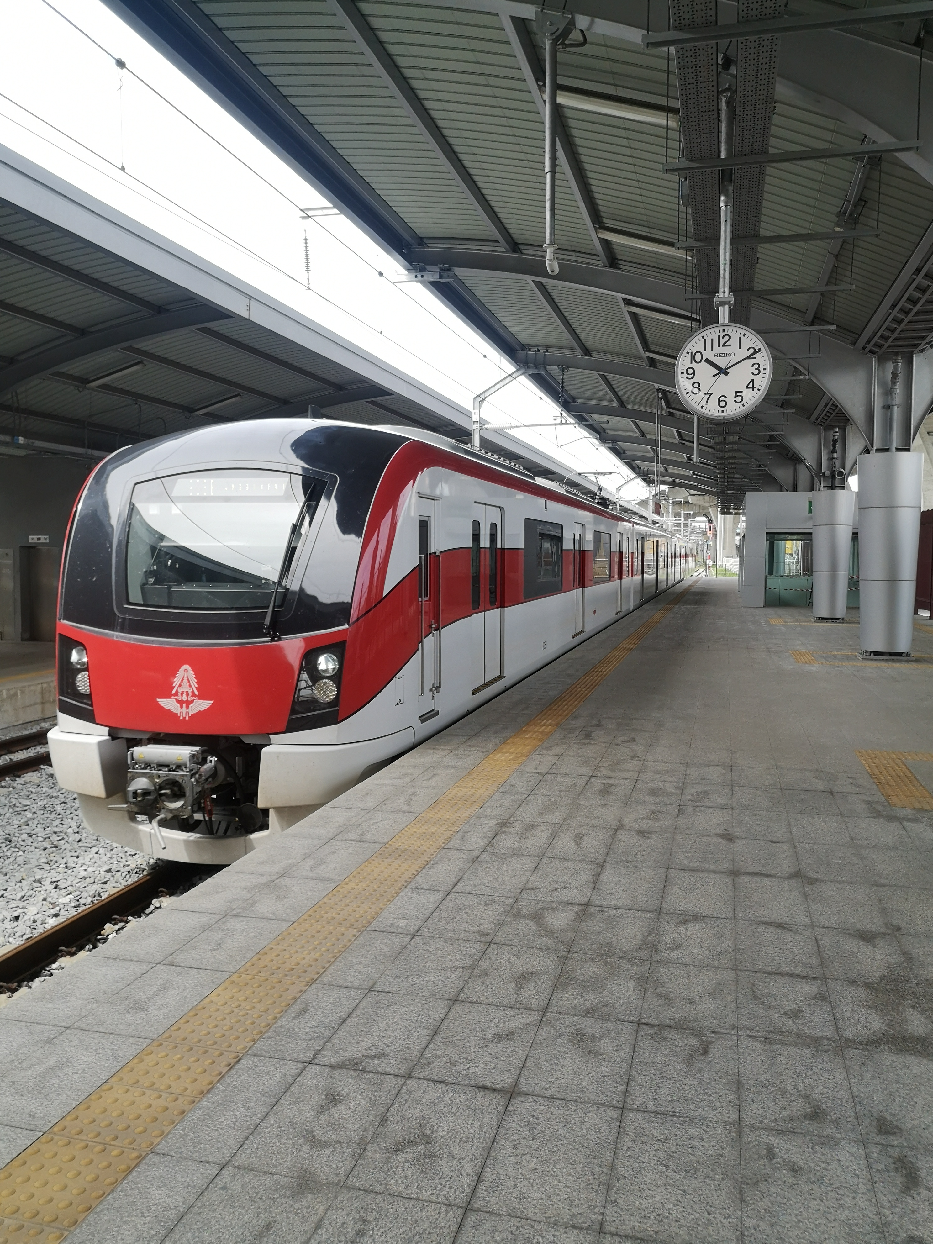 Поезд SRT Light Red Line на станции.