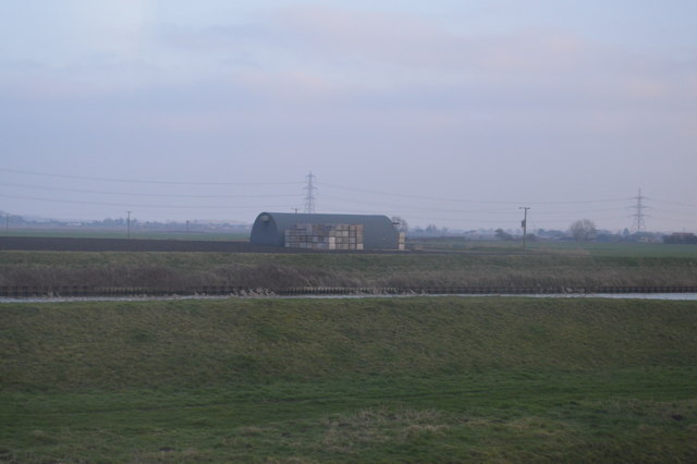 File:Barn in a field - geograph.org.uk - 5543942.jpg