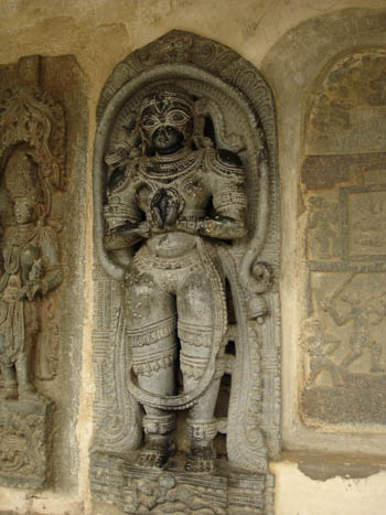 File:Belur statue1.jpg