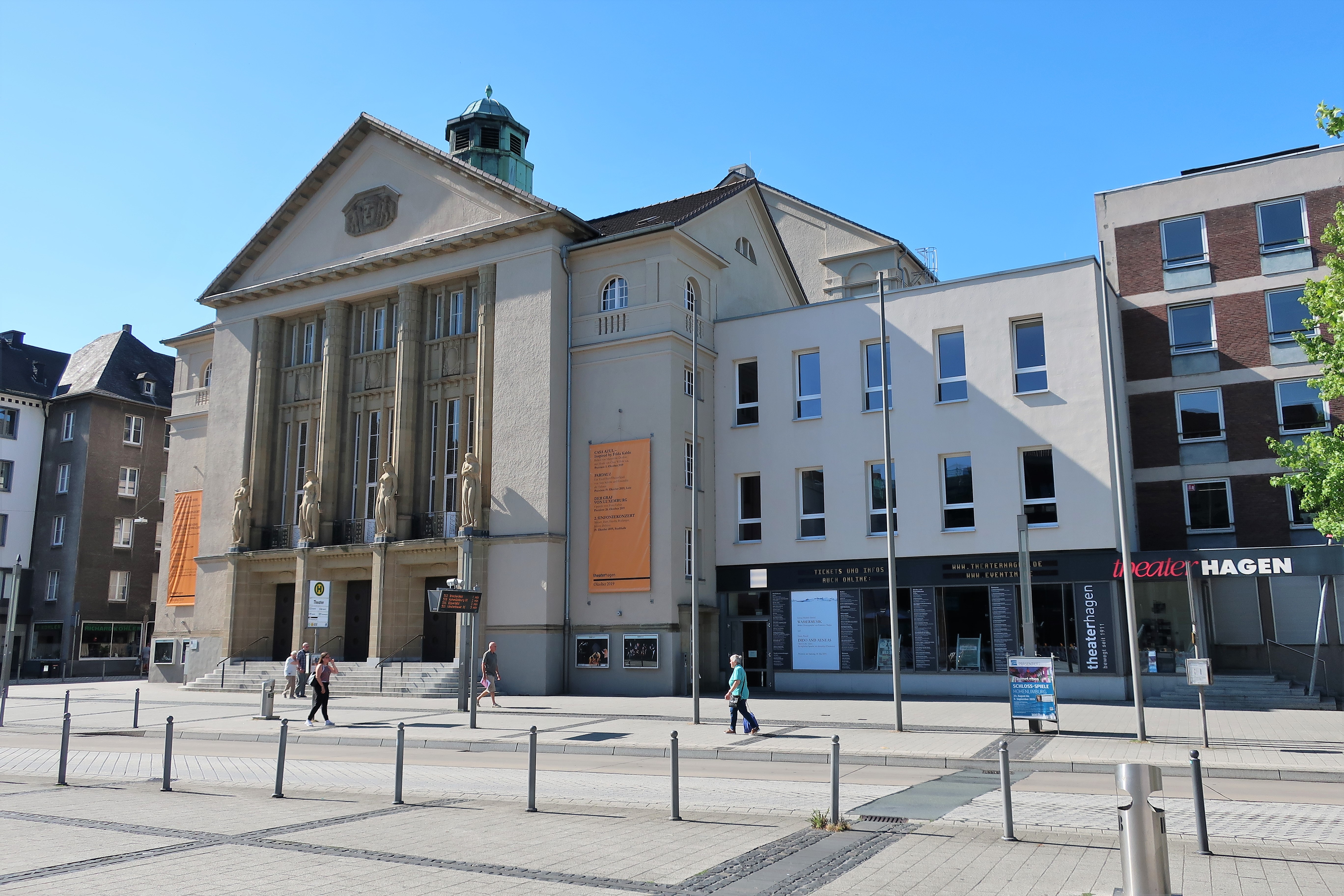 Blick über den Theaterplatz auf das Theater in Hagen.