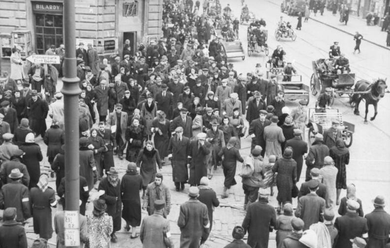 Menschenmengen beim Überqueren einer Straße, Juni 1941