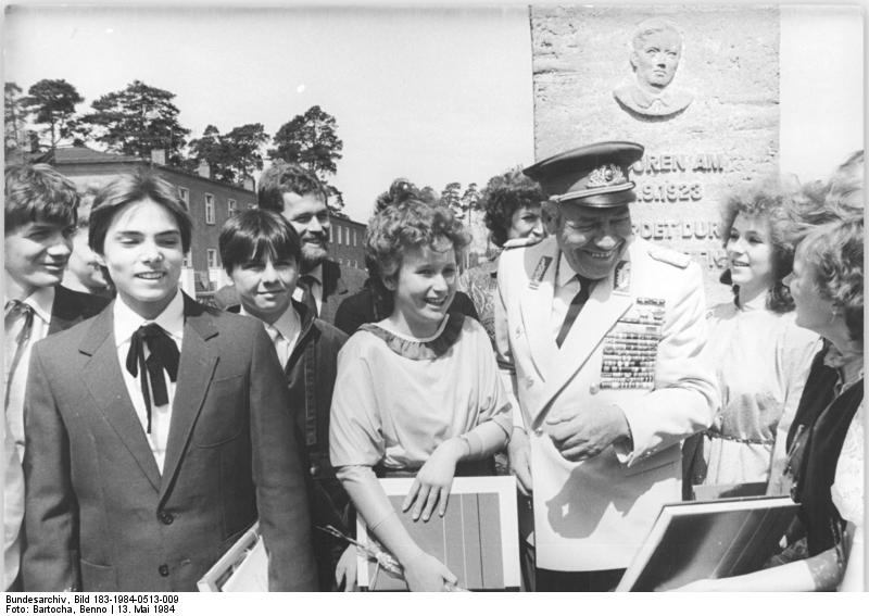 File:Bundesarchiv Bild 183-1984-0513-009, Jugendweihe mit Heinz Hoffmann.jpg