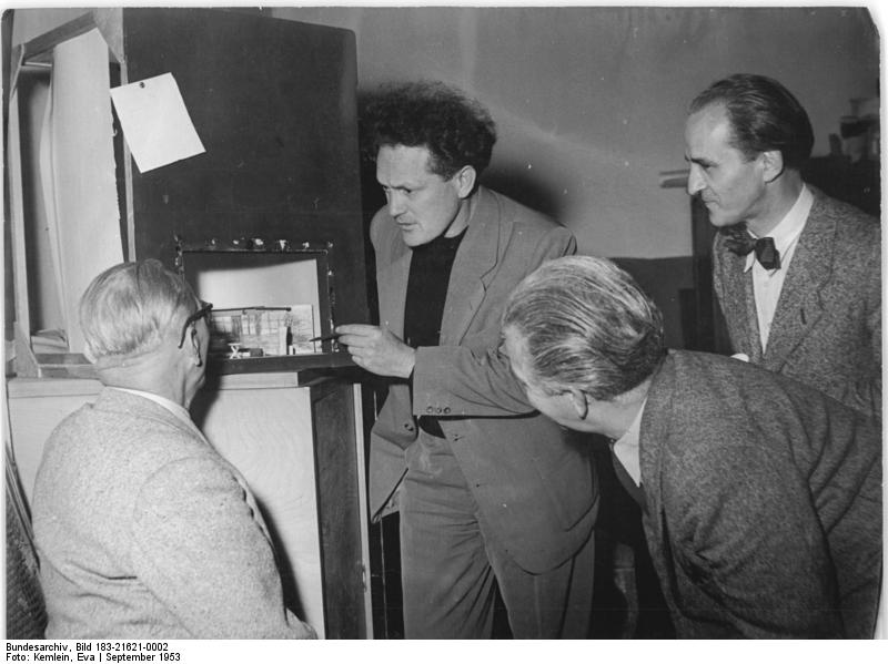 File:Bundesarchiv Bild 183-21621-0002, Berlin, Heinrich Kilger, Beratung zum Bühnenbild.jpg