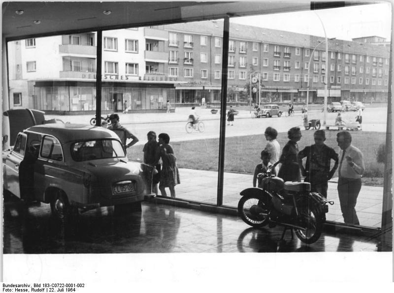 Tranches de vie de motards dans la RDA des années 1960 Bundesarchiv_Bild_183-C0722-0001-002%2C_Eisenh%C3%BCttenstadt%2C_Leninallee%2C_Autohaus