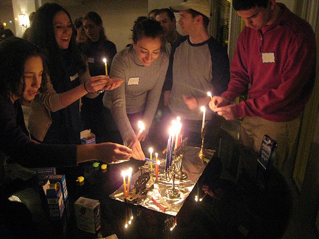 File:DCMinyan Hanukkah.JPG