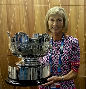 File:Dianne Evers. holding the Australian Open Women's Doubles Trophy.jpg