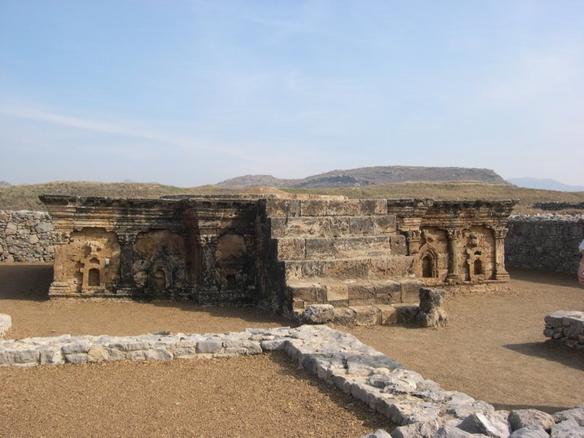 File:Double-Headed Eagle Stupa at Sirkap 08.jpg