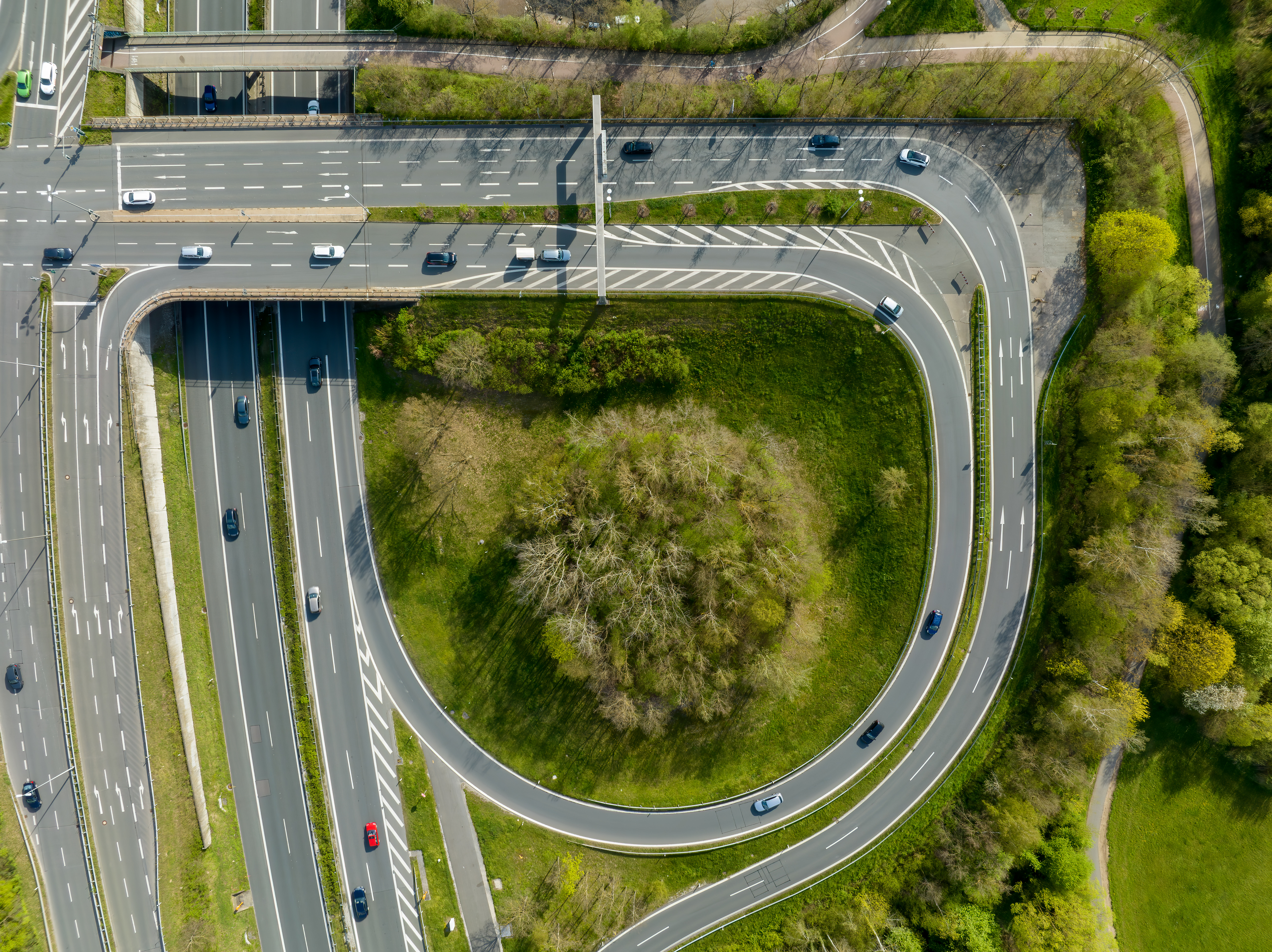 https://upload.wikimedia.org/wikipedia/commons/d/d1/Erlangen_Bundesautobahn_73_Auffahrt_Luftbild-20230422-RM-165734.jpg