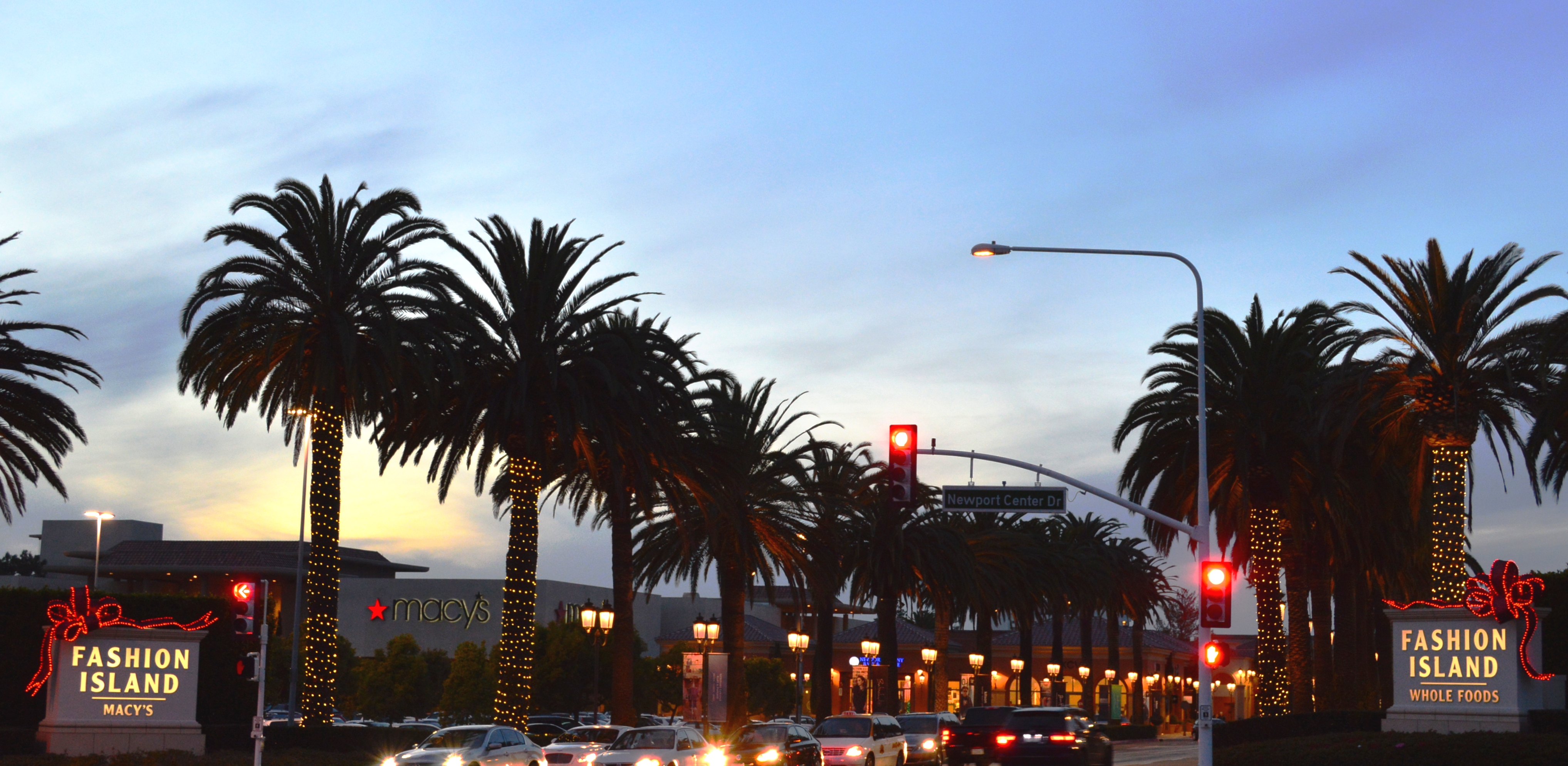 File:Fashion Island shopping mall in Newport Beach, CA.jpg - Wikimedia  Commons