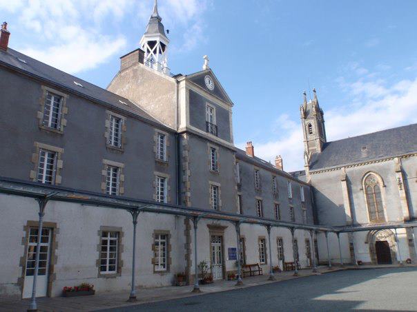 File:Front Quad of Chavagnes.jpg