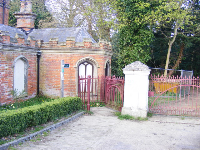 File:Gated Entrance to Public Footpath - geograph.org.uk - 1247722.jpg