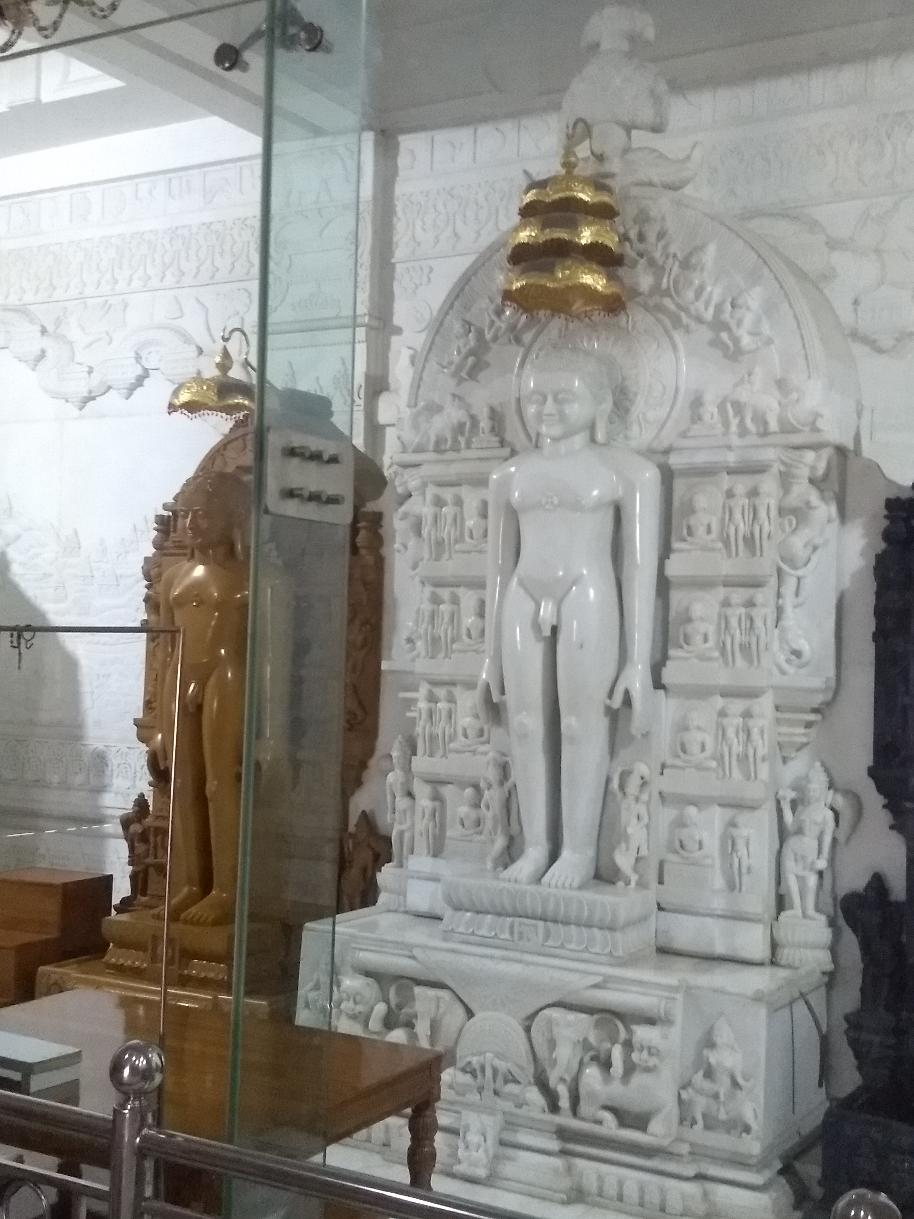 https://upload.wikimedia.org/wikipedia/commons/d/d1/Gupti_Dham_-_Mahavira_Statue.jpg