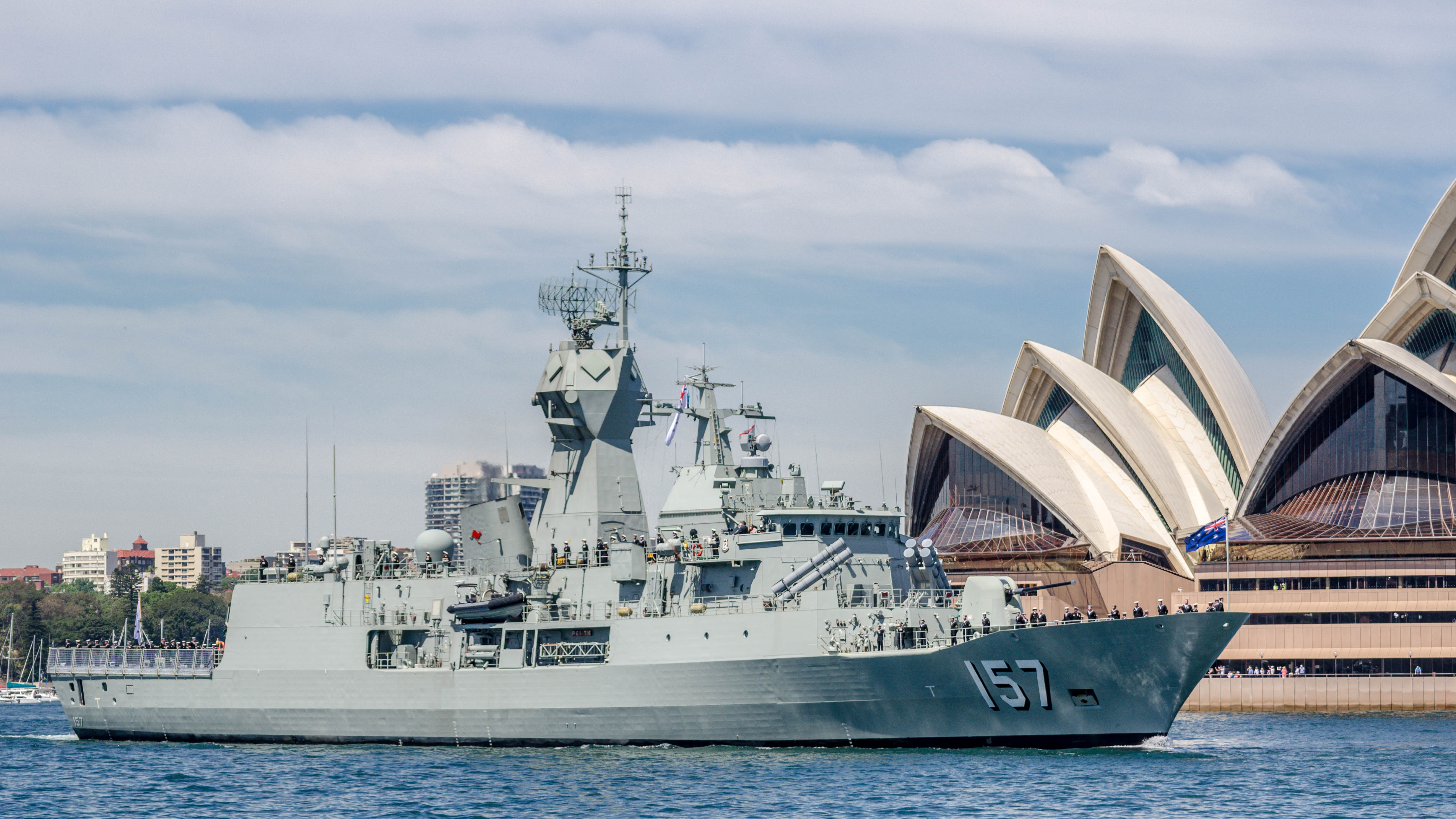 HMAS_Perth_%28FFH_157%29.jpg