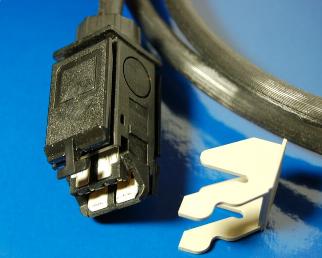 Archivo:IBM hermaphroditic connector.JPG