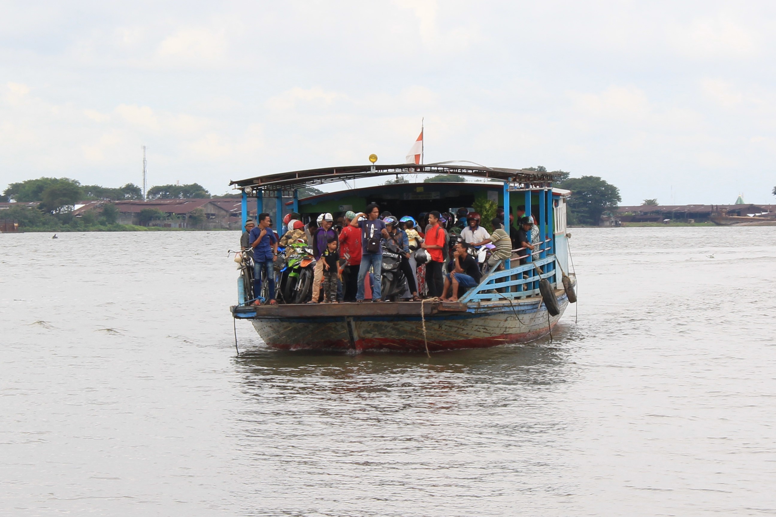 File Kapal Feri Penyeberangan Di Sungai Barito 1 Jpg Wikimedia Commons