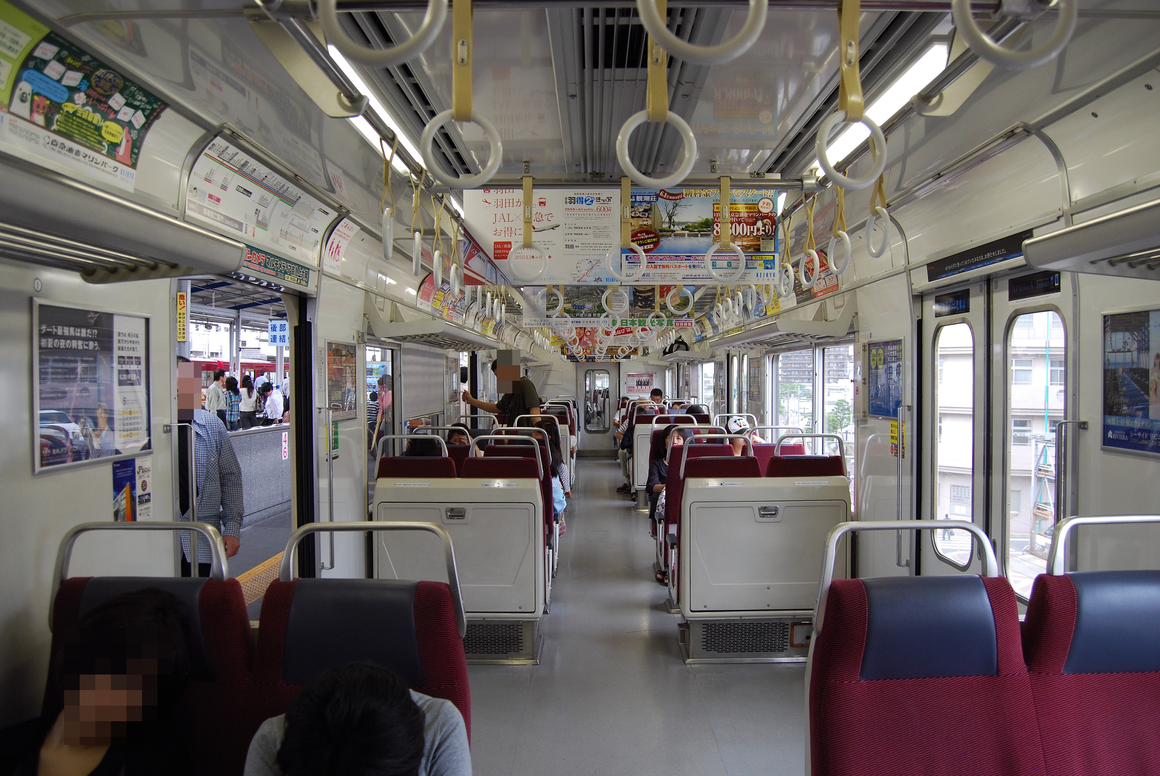 Keikyu_600gata_interior.JPG
