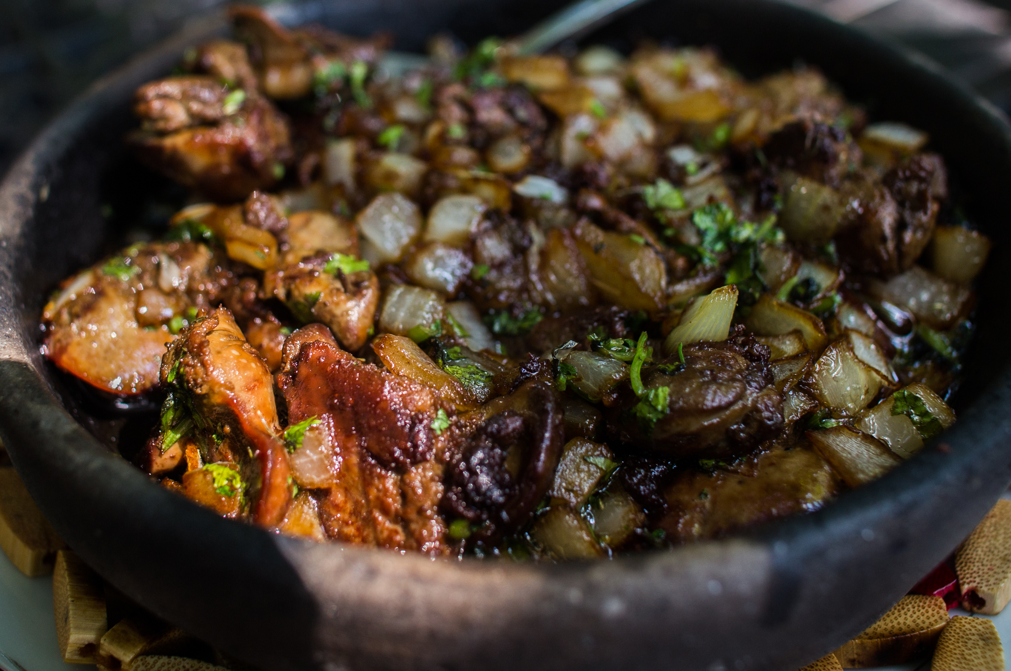 Какое грузинское блюдо. Кучмачи на кеци. Грузинское блюдо Кучмачи. Грузинское блюдо из субпродуктов. Грузинское блюдо из потрохов.