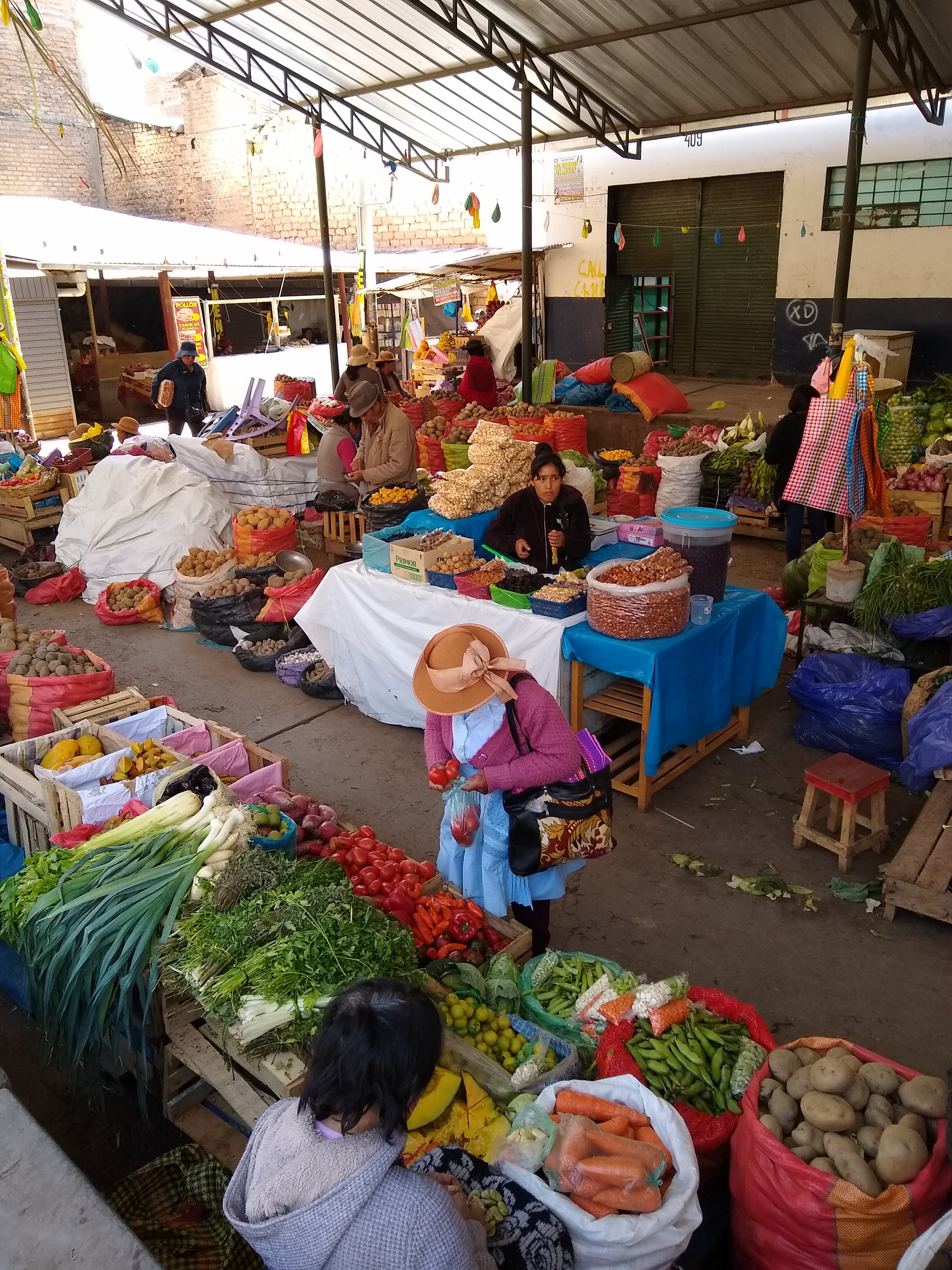 File:Mercado Modelo de Chupaca Peru- woman buying  - Wikimedia  Commons
