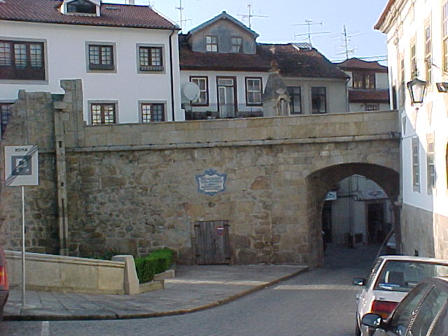 File:Nt-Viseu-Porta dos Cavaleiros.jpg