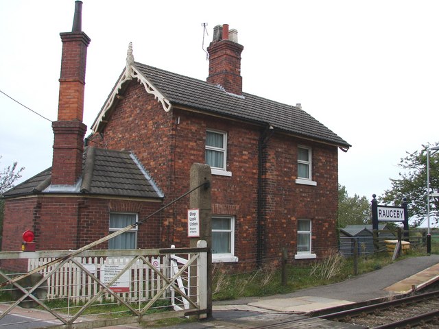 File:Rauceby railway station house in 2008.jpg