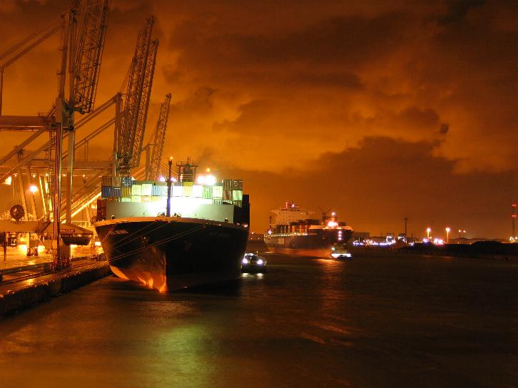 File:Rotterdam harbour by night.jpg