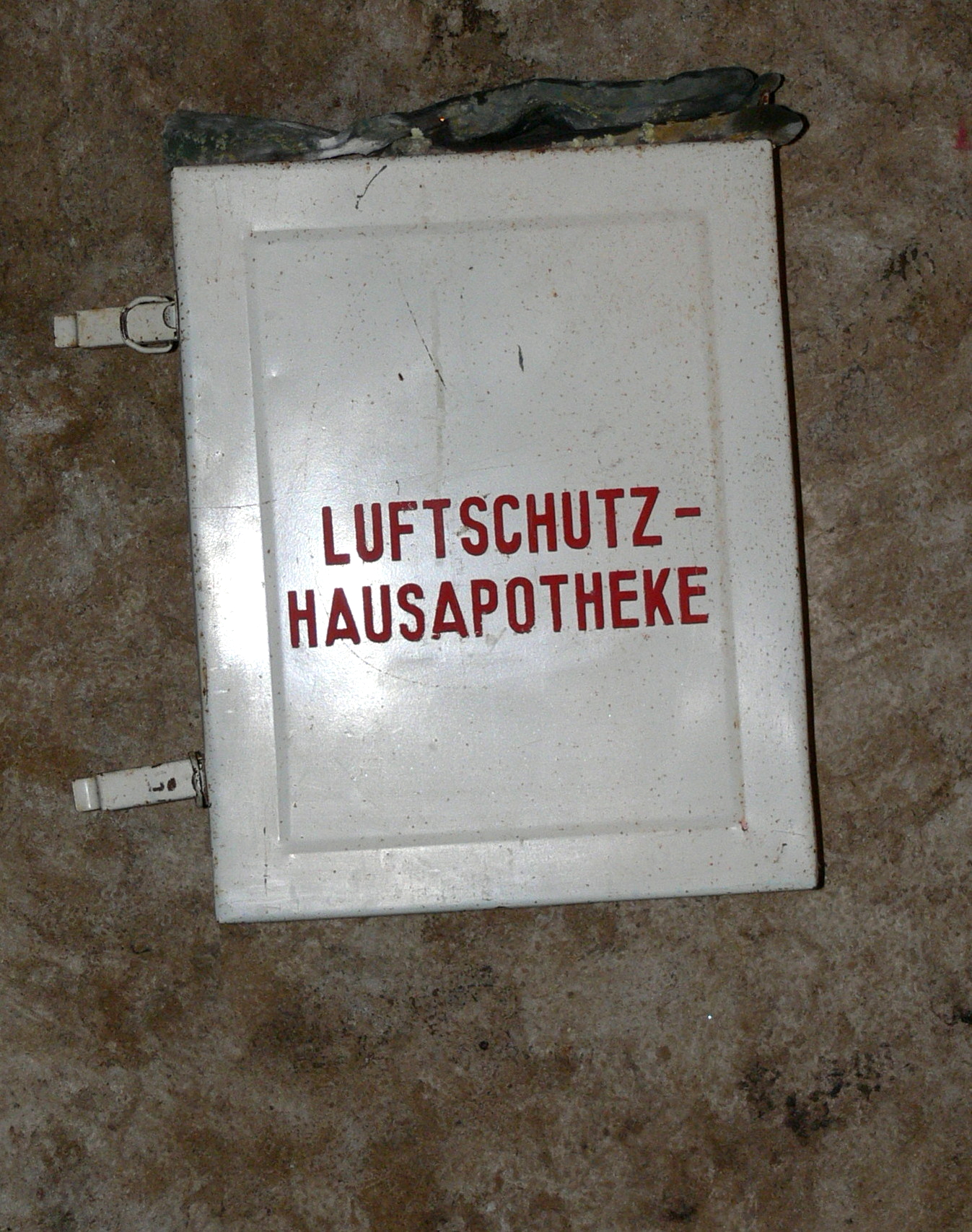File:Schwabach - Luftschutzkeller Boxlohe 6 Hausapotheke.jpg