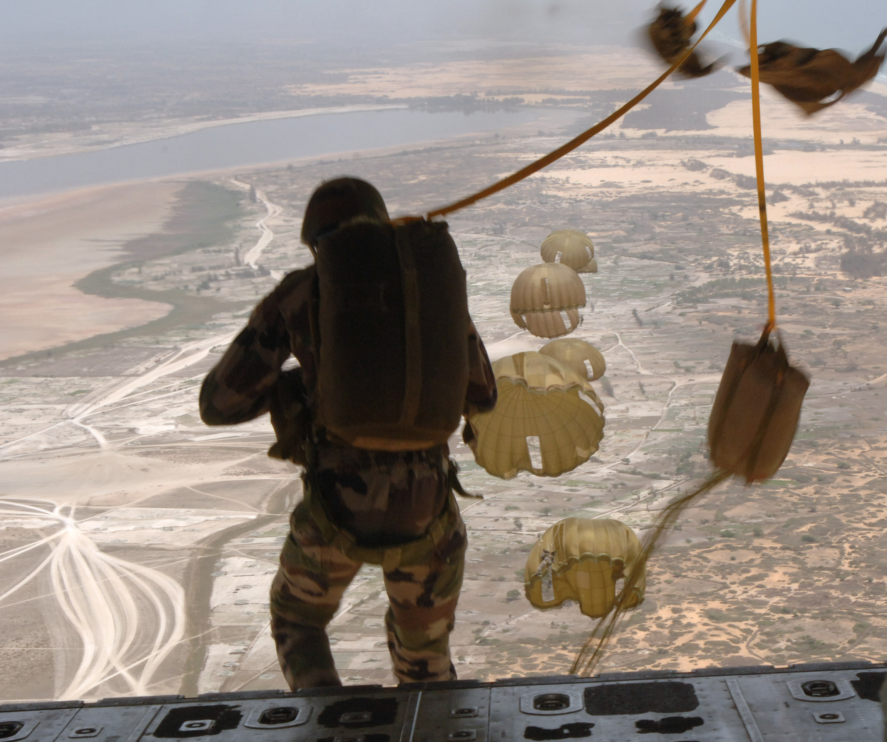 File:Senegal soldiers - parachute jump.jpg - Wikimedia Commons