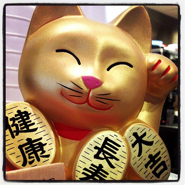 Smiling cat statue (8336740022)