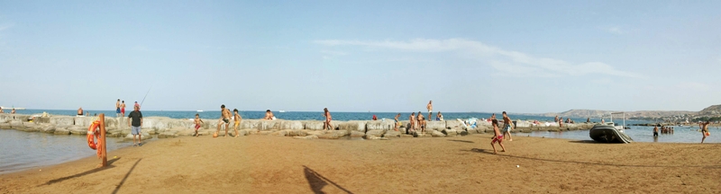 File:Spiaggia di Crotone ad Agosto (panoramica) - panoramio.jpg