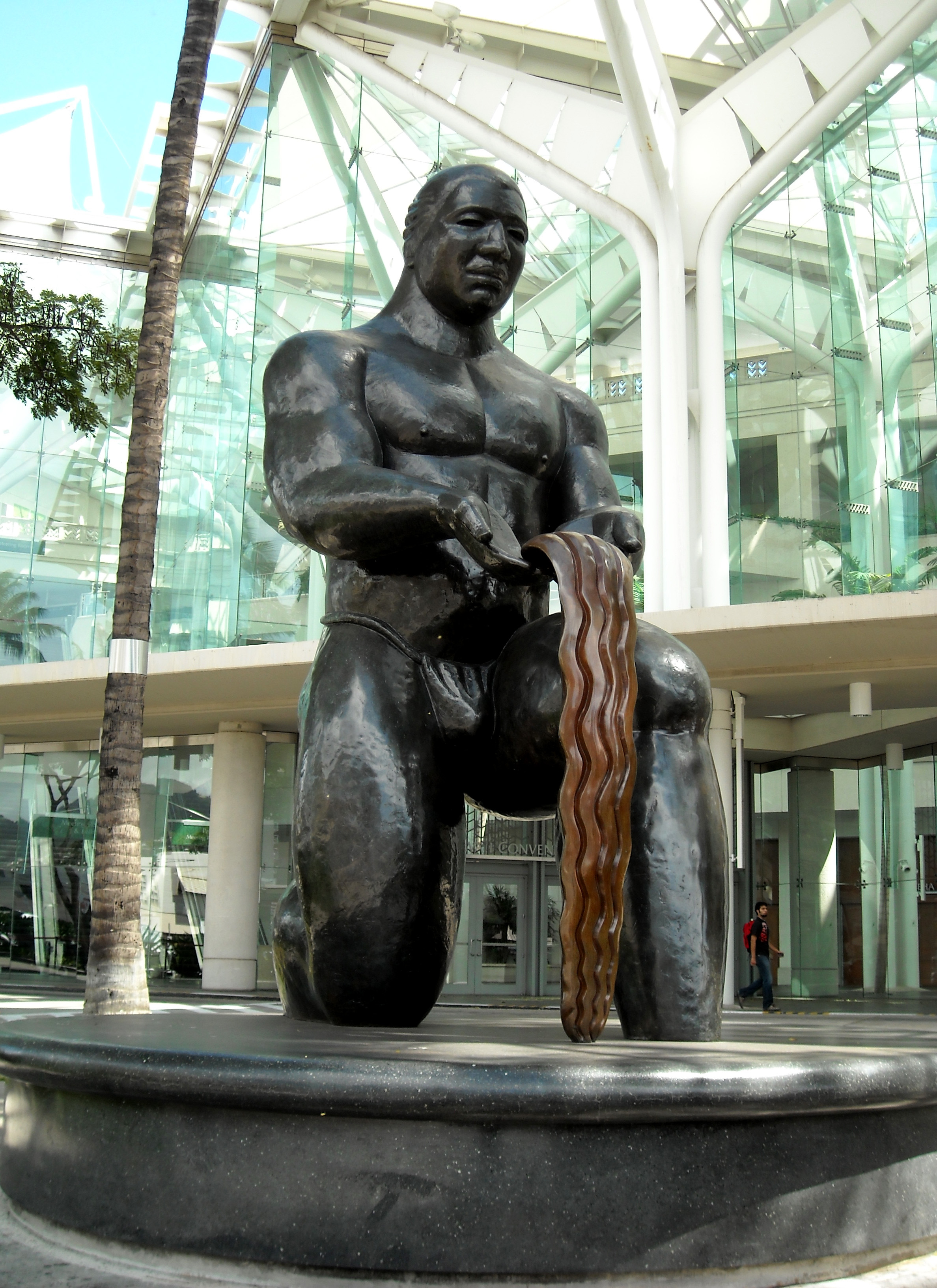 File Statue At Hawaii Convention Center Jpg Wikimedia Commons