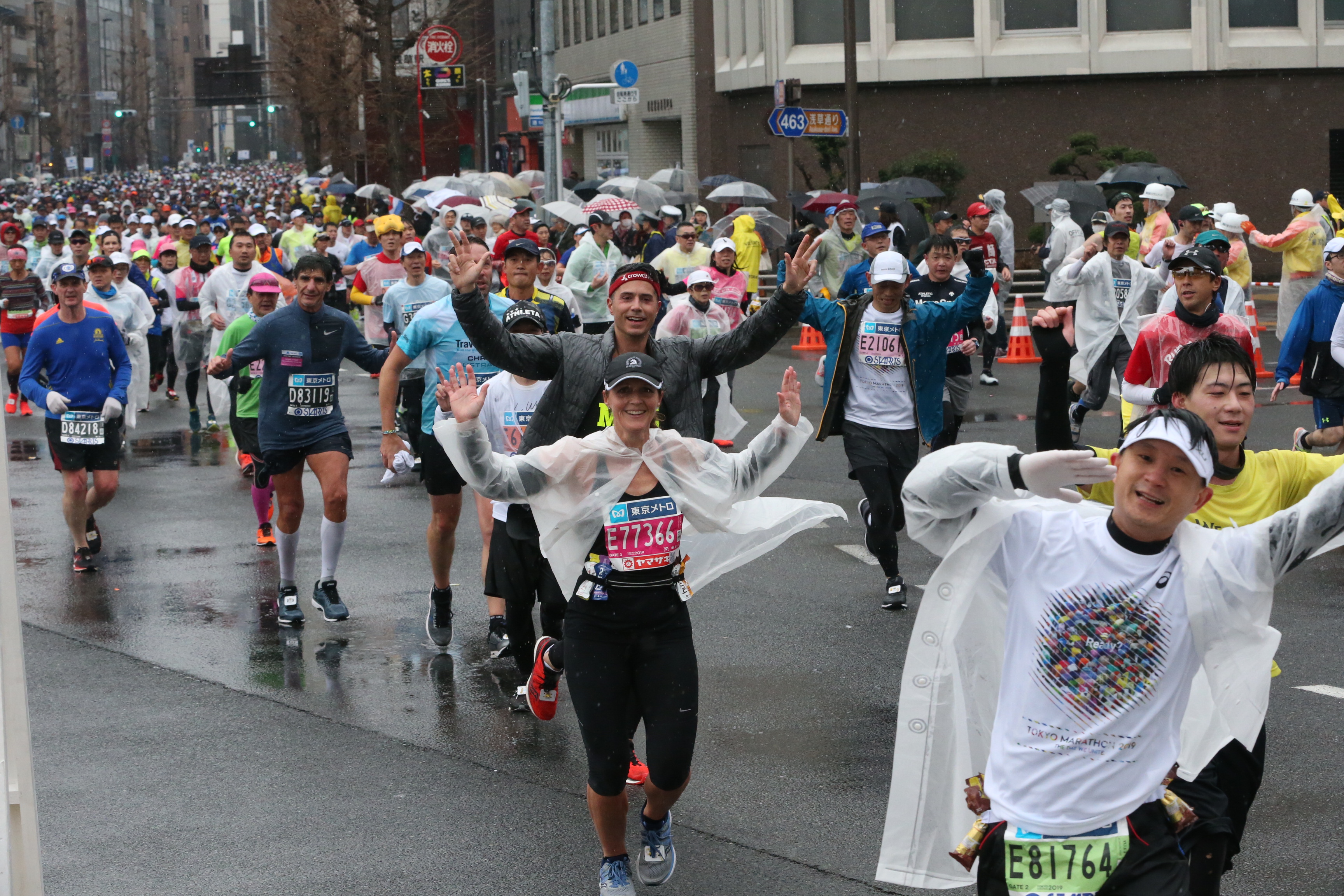 Токийский марафон. Tokyo Marathon 2023. Токио марафон напротив. Марафон в Токио афиша. Фото Токийский марафон Лидер.