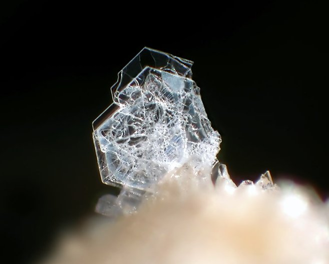 Archivo:Tridymite tabulars - Ochtendung, Eifel, Germany.jpg