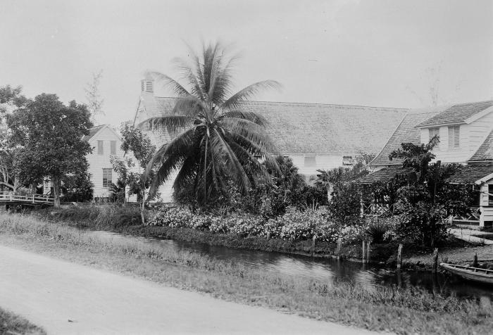 File:Tropenmuseum Royal Tropical Institute Objectnumber 60001039 Opzichterswoning met loods en hospita.jpg