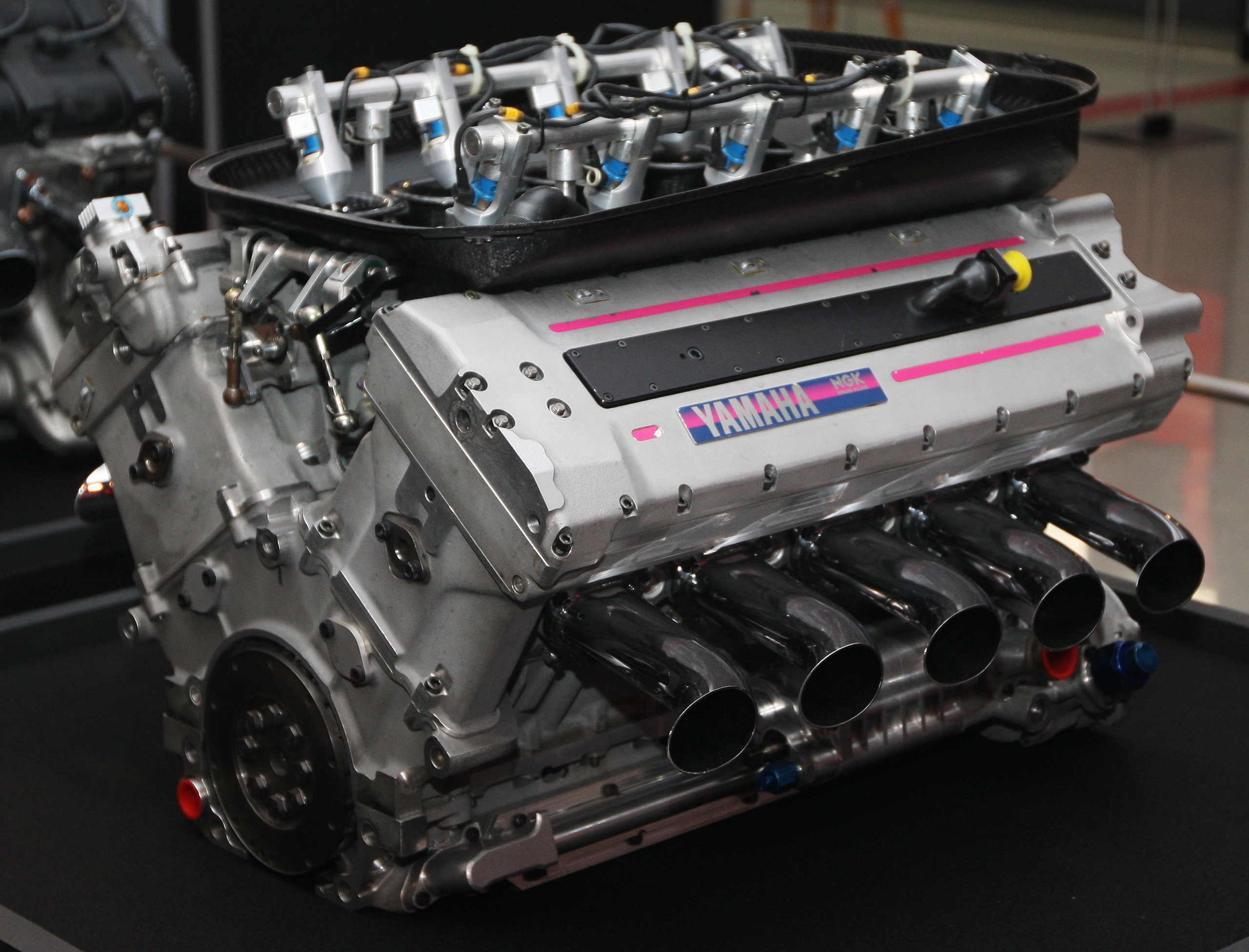 Автомобили двигатель 1.4. Yamaha v10. V8 v10 v12. Ямаха мотор v6. V10 engine Toyota.