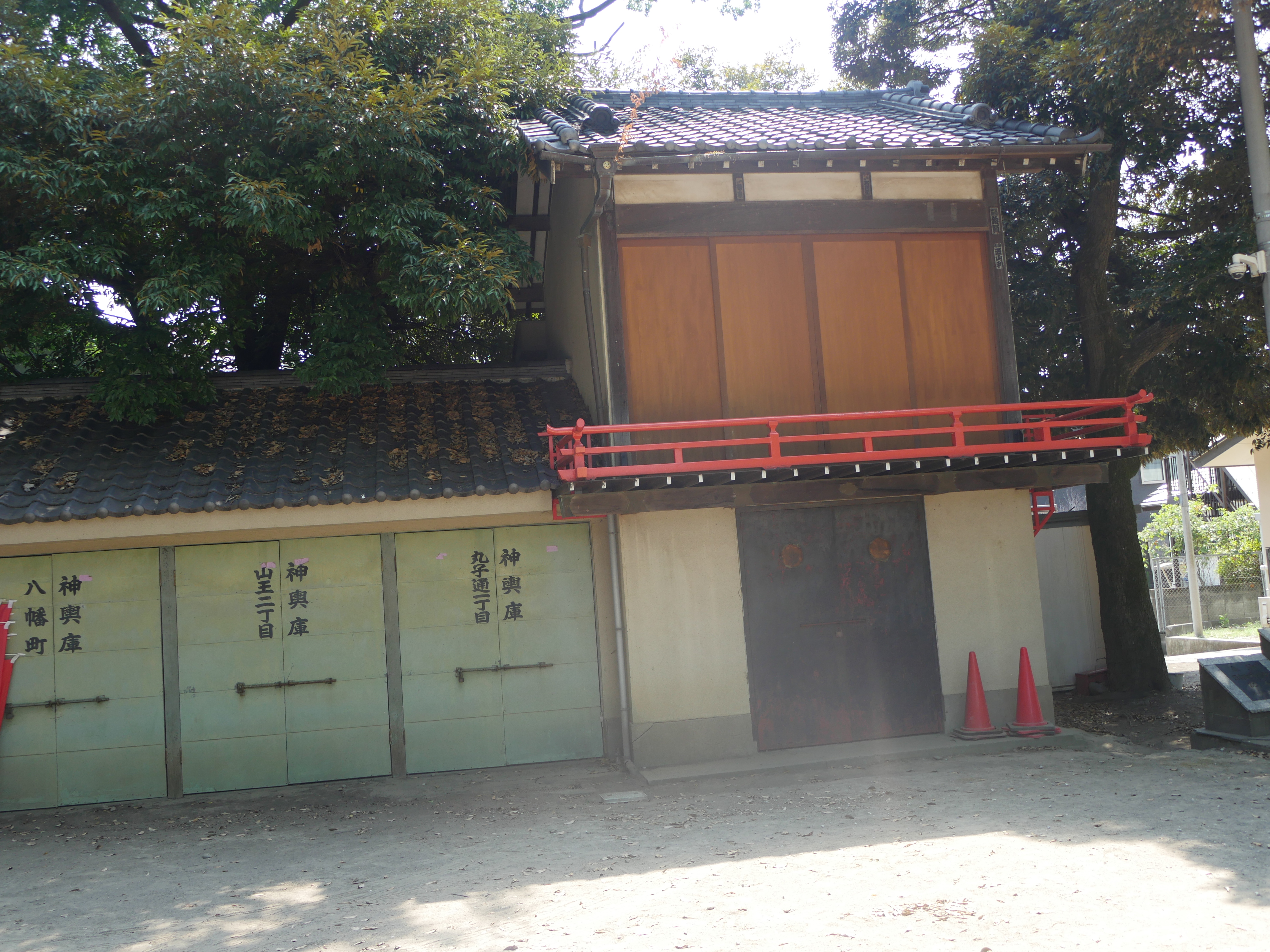 File:日枝神社 (川崎市) 囃子舞台と町内会神輿庫２.jpg - Wikimedia