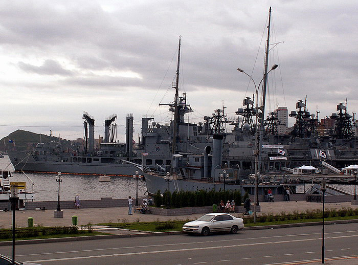 Кат владивосток. Десантный корабль USS Kearsarge (lhd3) ВМС США. Gunston Hall корабль. Военный порт. Порт и корабли.