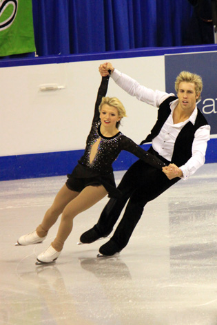 File:2009 Skate Canada Pairs - Kirsten MOORE-TOWERS - Dylan MOSCOVITCH - 3549a.jpg