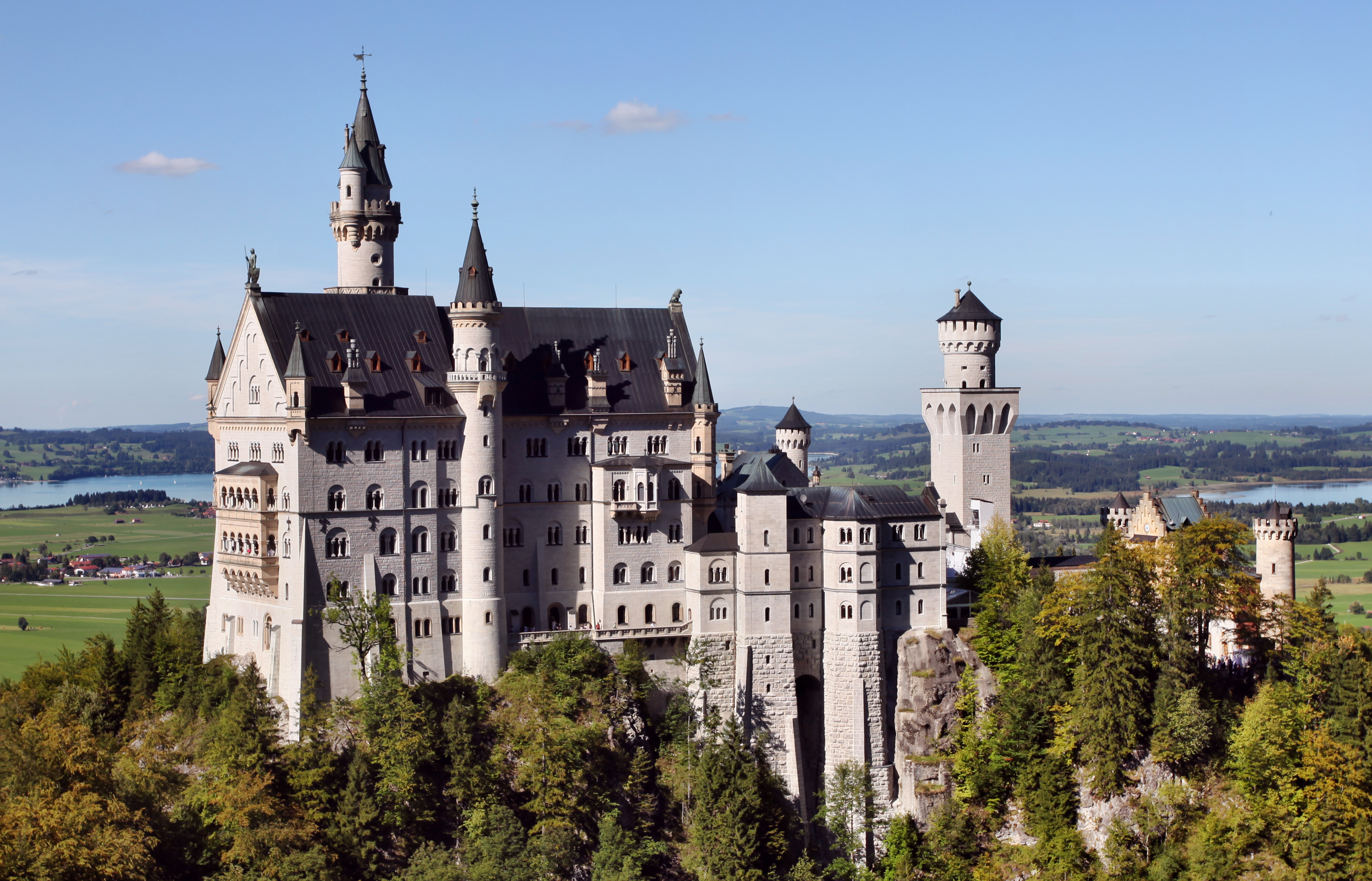 This image has an empty alt attribute; its file name is 2011_09_10_Neuschwanstein_01.jpg