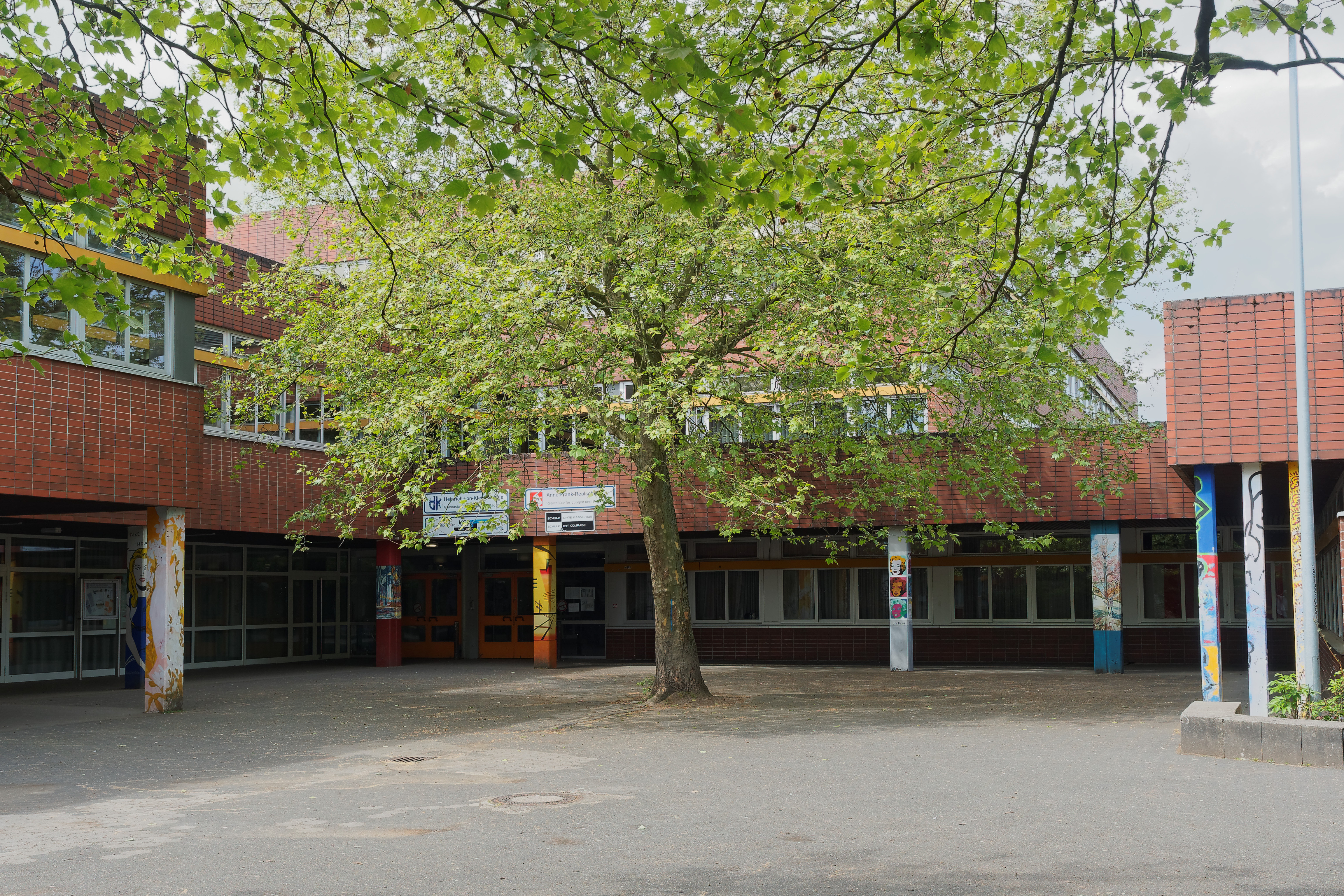 Eingangsbereich des Heinrich-von-Kleist-Gymnasiums und der Anne-Frank-Realschule in Bochum-Gerthe, C...