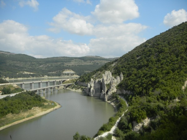 File:Bridge in the Chudnite Skali.jpg