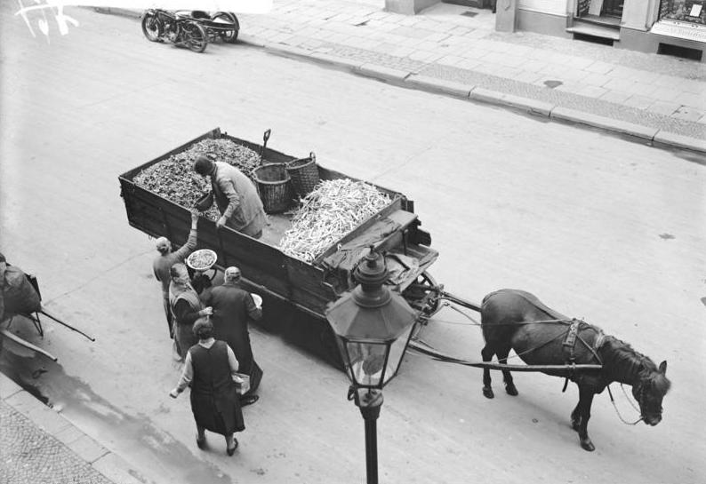 File:Bundesarchiv B 145 Bild-P049705, Berlin, Straßenverkauf mit Pferdewagen.jpg