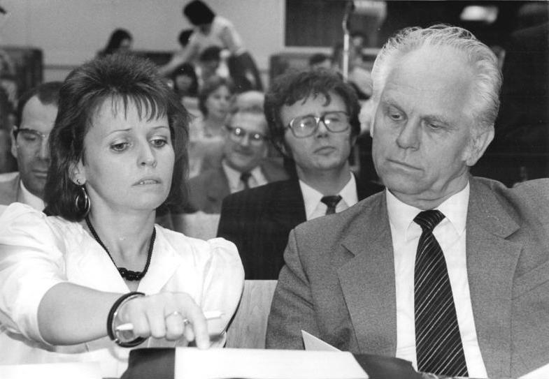 File:Bundesarchiv Bild 183-1990-0628-010, Berlin, Volkskammer, Karin Bencze, Günther Maleuda.jpg