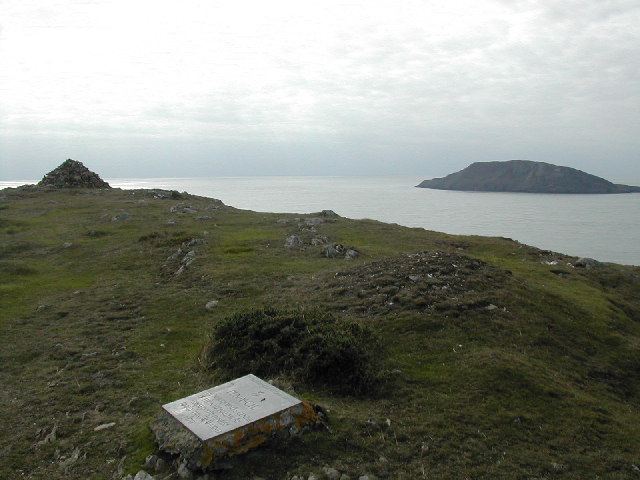 File:Cairn at the summit of Pen Y Cil - geograph.org.uk - 62561.jpg